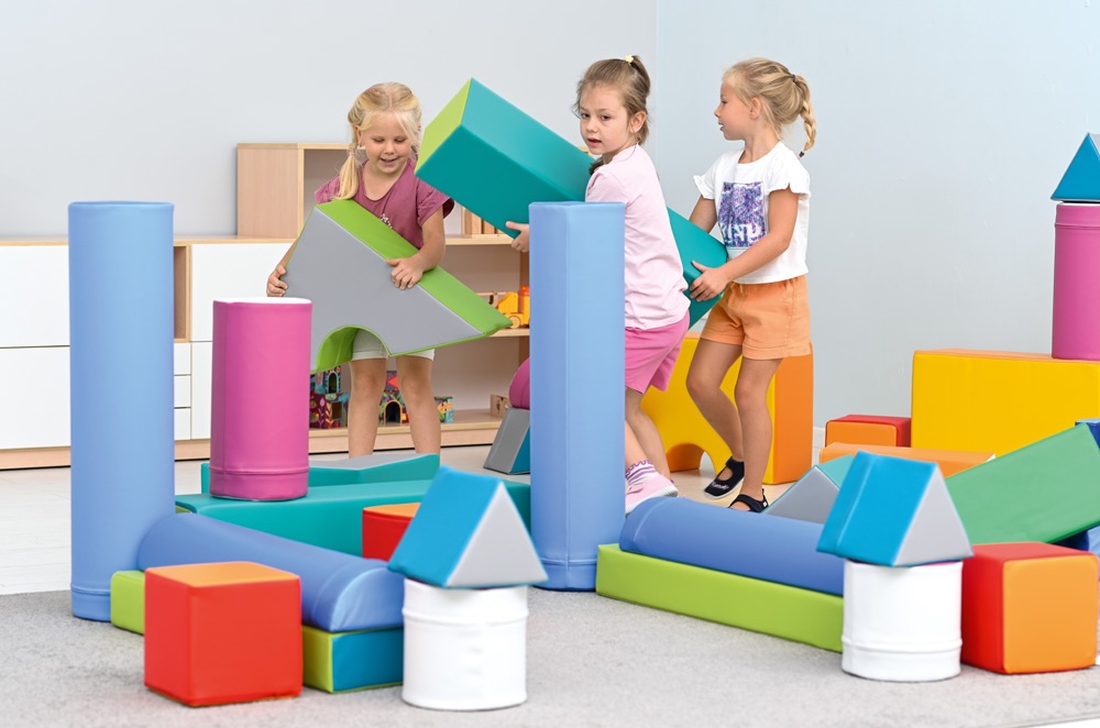 Enfants qui jouent en groupe avec des modules en mousse